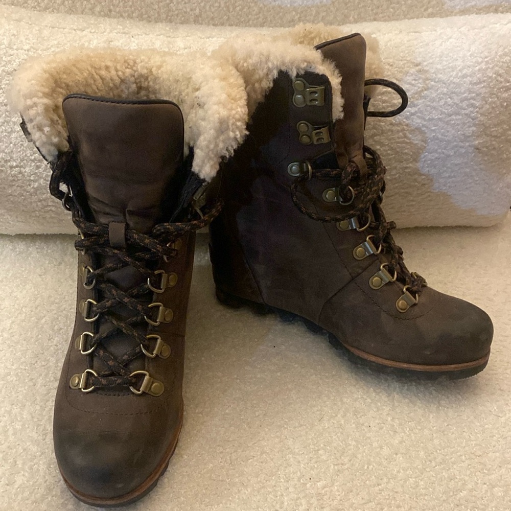 Sorel conquest wedge booties